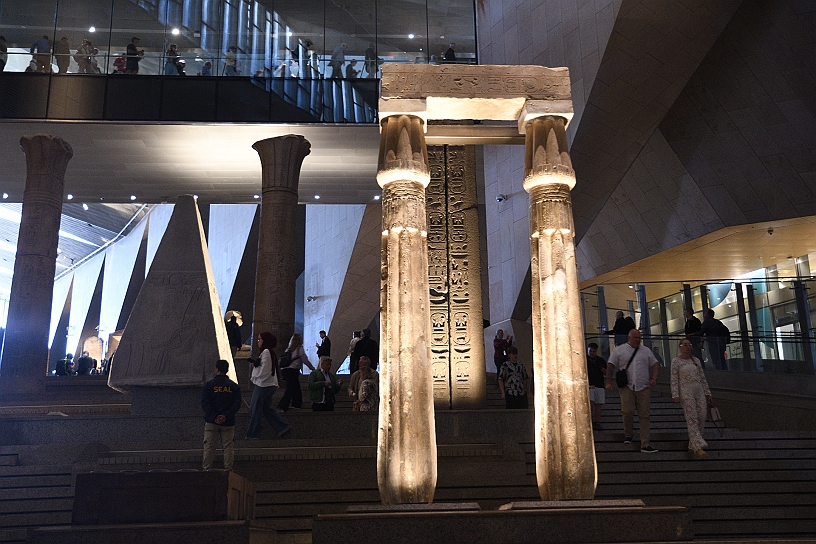 16 MAK_7042.jpg - Colonne del tempio funerario del re Sobekemsaf I risalenti a circa 1600 a.C. provenivano dal tempio di Montu (dio della guerra).